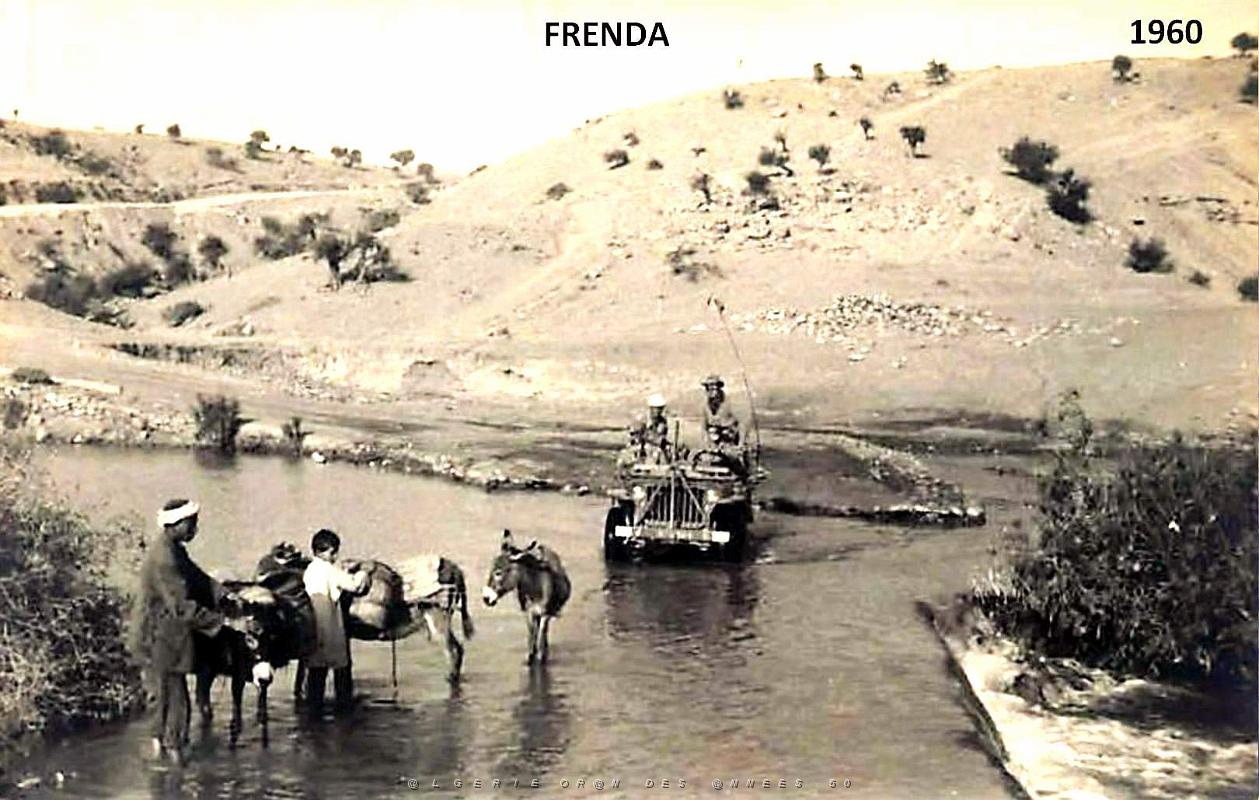 Frenda - Jeep traversant l'oued - 1960.jpg